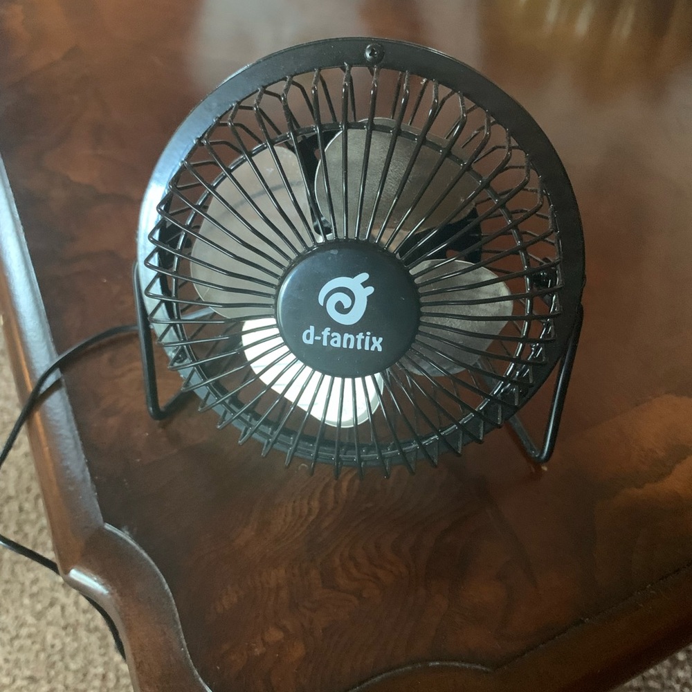 USB powered tile head desk fan
